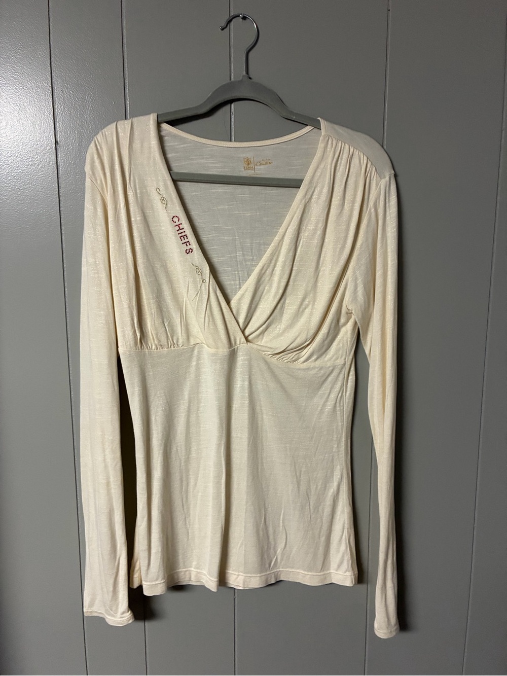 NFL Women’s Cream Long Sleeve V-Neck Top with Chiefs Detail